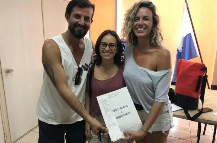Interprete juramentado em cartório durante o pedido de habilitação para casamento